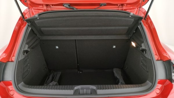 При рестайлинга, който излезе на пазара през 2023 г., историческият френски автомобил не е променил размерите си (дължина 405 см, ширина 180 см и височина 144 см). Следователно продължава да предлага един от най-щедрите обеми досега. 

Недостатък остава високата страна на задната врата. Иначе обемът е 391 литра с повдигната задна седалка и 1069, ако е спусната. Хибридният модел, който очевидно заема повече място в долното отделение, е намален до 254 литра в базовата конфигурация. 